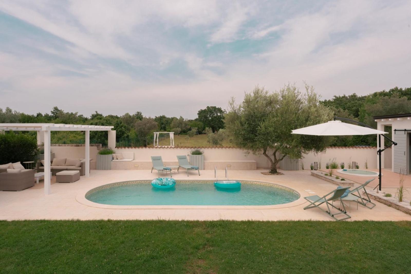 Luxury Villa In Istria - 9,000 Sqm Private Estate With Pool & Sauna, 15 Min To Sea, Near Fazana, 3 Bedrooms Jursici ภายนอก รูปภาพ