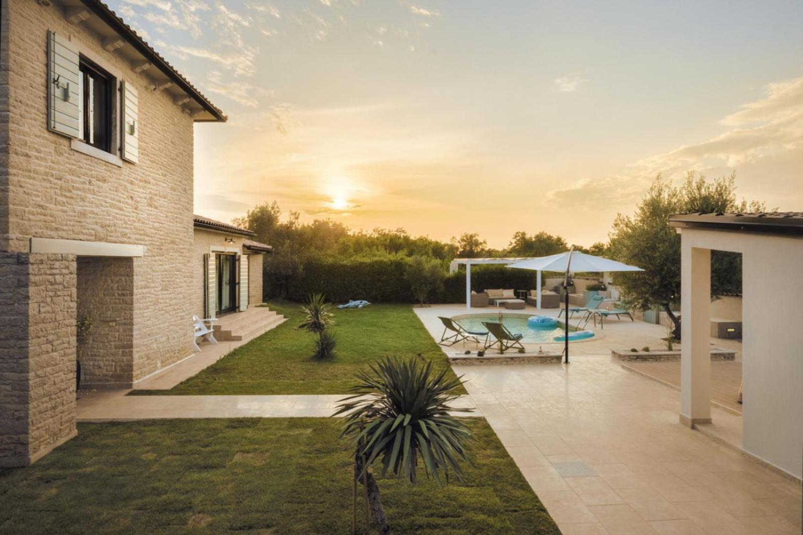 Luxury Villa In Istria - 9,000 Sqm Private Estate With Pool & Sauna, 15 Min To Sea, Near Fazana, 3 Bedrooms Jursici ภายนอก รูปภาพ